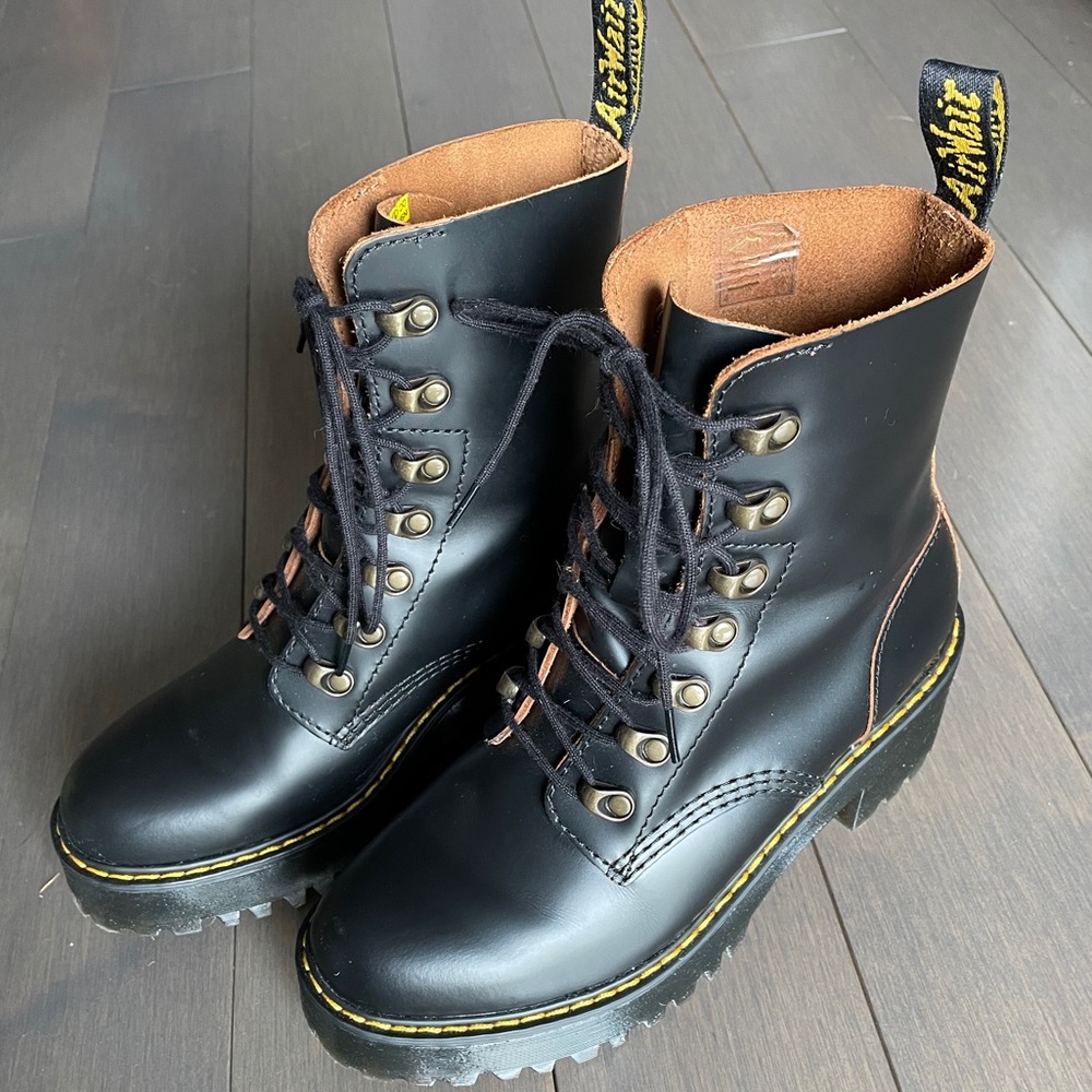 DR. MARTEN LEONA WOMEN'S VINTAGE BOOTS